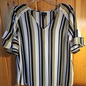 Size M Worthington dressy top with v-neck and butterfly sleeves.